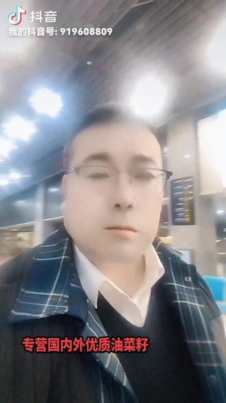 @陕西友谊农副徐建兵: 纵横千里独行客!何惧前路雨潇潇!独自一人时是兵也是将!无依无靠时自己就是千军万马!最暗时光独自抗!何须畏惧前路长!青山本无根可系!向来傲立对苍穹且带云开见天阔!坚持终能摘星辰