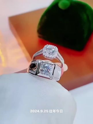 结婚的戒指买什么样的合适呢?当然是要买这种性价比高的,莫桑石的戒指它的性价比真的超高。