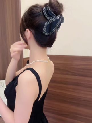 夏天搭配小裙子怎么少得了一款好看的发饰呢?#鲨鱼夹#美出高级感 #手残党也能学会的发型 #时尚百搭 #发饰头饰真的很加分