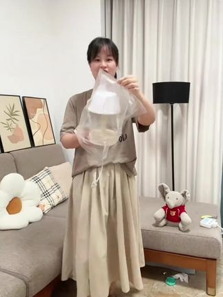 #家居好物分享 #家居好物推荐 小夜灯不用买太贵,好用就行,这个小夜灯躺床上刷个小视频,手机充电都很方便#好物推荐🔥
