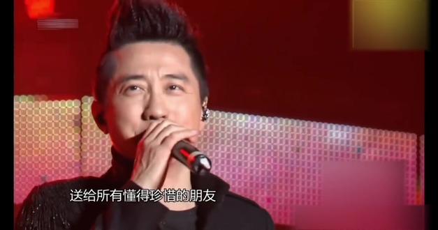 庾澄庆歌手2026首期唱《春泥》结果会不会不一样? #歌手2026 首期,据说#庾澄庆 准备了6首歌都没有通过,最后迫不得已才选的《让我一次爱个够》,仓促编曲演唱,如果选唱这首《春泥》,个人觉得现场效果会更好!#歌手2026首发 #歌手直播 #现场live