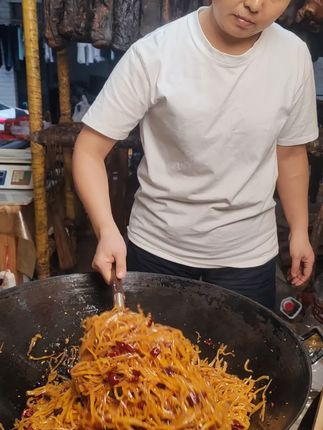 #家乡的味道 #家乡特产 炒熟坛子里按手工切好的大头酸菜丝#湘西美食