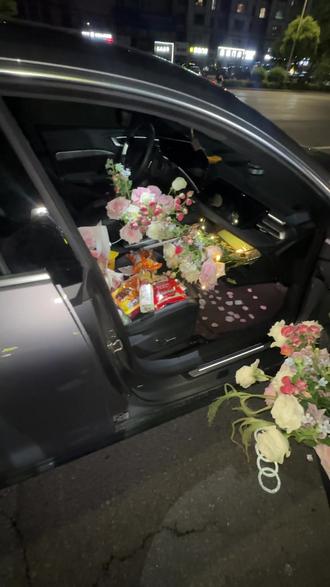 一开门闪的我眼睛疼 这不胡闹嘛#副驾驶鲜花