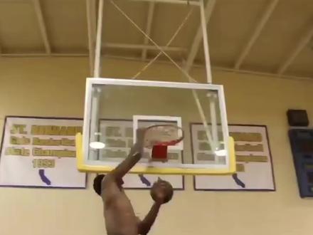 恩比德到底怎么了?#NBA #恩比德 #76人 #恩比德受伤 #恩比德当选常规赛mvp