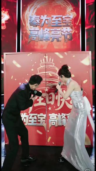 猜猜斤宝的第三份礼物是什么,斤宝生日快乐#索图 #斤宝317 #海莉 #生日宴 #精彩片段分享 @索图 @@抖音小助手