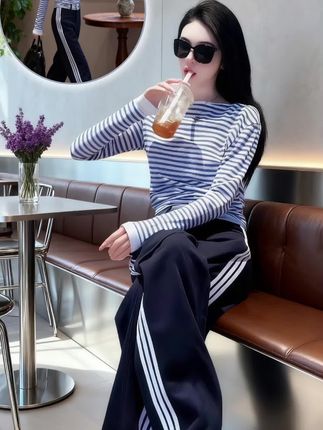 韩系松弛感穿搭!谁能不爱又韩又舒服的穿搭呀✨ 蓝白条纹上衣真的太经典啦,显白还把青春感拉满~搭配藏蓝色阔腿裤,侧边条纹设计很有腔调,系上腰带,慵懒中还透着利落劲儿💃在氛围感十足的店里,手捧小饮品逛一逛,随便拍都很出片!#韩系穿搭 #日常穿搭 #松弛感 #条纹控 #ootd穿搭