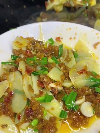 老乡些,你们一定要搞一下渣海椒炒回锅肉、炒洋芋丝,渣海椒蛋炒饭,那味道相当巴适!#下饭菜 #这是家的味道 #太好吃了 #渣海椒
