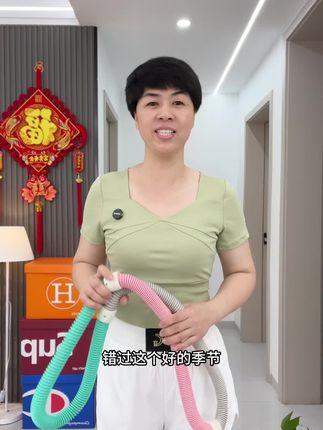 夏天不想出去运动的姐妹,可以选择一个软呼啦圈,不跑 不跳 不影响邻居,每天30分钟,以我的经验告诉大家,软呼啦圈适合新手在家锻炼#居家锻炼 #大肚腩变小蛮腰 #呼啦圈转起来 #好身材练起来 #暴汗燃脂瘦全身