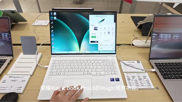 Windows秒变MacOS?这你受得了吗
荣耀笔记本新功能“magic视界”,直接把Windows经典显示界面变成mac os界面,一步到位“双系统”,你会喜欢这个功能吗? #荣耀magicbook #大学生电脑推荐 #Magic视界 #电脑推荐 #笔记本攻略