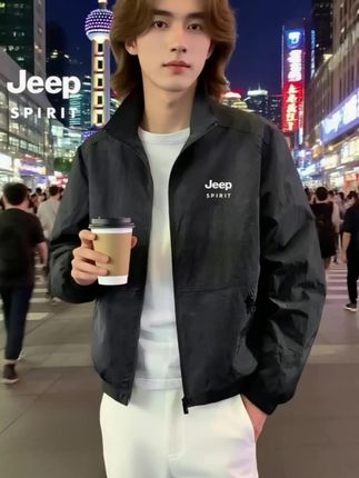宝子们,快来瞧👀JEEP吉普2025秋冬爆款夹克!立领超酷,宽松大码超包容。优质面料,防风防雨还透气,耐磨耐穿超抗造。多口袋实用,通勤户外都能hold住。经典百搭,轻松显魅力。兄弟们冲,送老爸老公也超棒!#JEEP吉普 #男士夹克 #秋冬爆款
