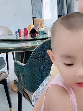 二宝说为啥他没参加爸妈的婚礼💒祛斑霜我一直在用,只要你脸黑黄暗有斑,肤色不均匀不透亮,黑色素的都可以试试咱家这款祛斑霜