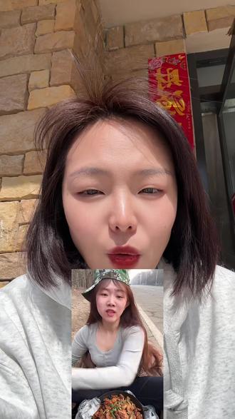 操场上的00后:她被几百人围观,却笑着接住流量
2. 吴悦:在爱美的年纪,她选择先放下面子
3. 那个在操场直播被围观的女孩,半年涨粉50万#吴悦 #黑龙江工商学院 #操场直播 #放下面子赚钱 #普通人逆袭