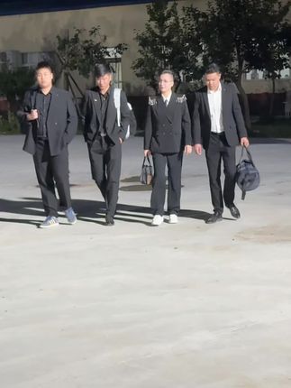 姐妹们,我们师徒四人出发浙江浪莎总部了哦:每一次接专埸都是一次成长,不管结果怎样尽管努力就好了,为我们加油哦:亲们,感恩一路上有你们的陪伴与支持🙏🏼🙏🏼@凤凰姐在河南