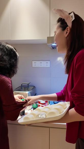 POV当我过年回家给我妈做霉豆腐:
#霉豆腐 #毛豆腐 #过年 #搞笑 #抽象