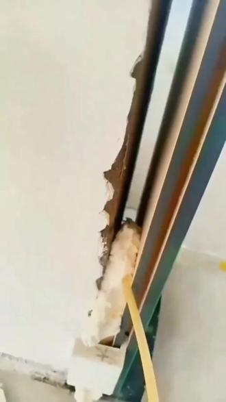 家人们,你们家门窗缝隙是不是也特难处理?那些边边角角的小缝缝,看着不大但特烦人!
最近我试了这款发泡胶填缝剂,简直打开新世界!它是那种泡沫胶质地,挤出来自己会膨胀,填充起来超方便。关键是密封得特别严实,窗户漏风、门框缝隙这些问题一下就解决了~
真心觉得是门窗高密度填充的好帮手,家里有类似困扰的可以试试哦!#发泡胶