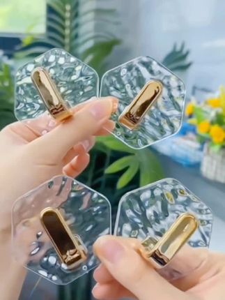 你们看啊,在入户门上装两个这样的挂钩,简直不要太方便了!它是免打孔的设计,安装很简单,平时回家的钥匙、口罩就可以随手挂在上面,特别实用。而且亚克力的材质结实耐用,不管挂在哪里都好看。这么实用的挂钩,家里真的可以多备几个,喜欢的赶紧点击下方链接抢购吧!#亚克力挂钩免打孔粘钩 #好物推荐🔥 @抖加🔥上热门🔥dou+🔥热点宝