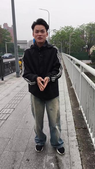 兄弟们姐妹们好 我是探长小杨哥 这一家门店价格也是为你们打下来了 如果你们找我买电动车也是有优惠的 或者到现场这一家门店来买电动车 就是说看小杨哥视频过来的 也是有优惠的 30公里包邮 能上广州小白牌 位置就在左边下角 #关注我圆你电动车梦 #新国标电动车