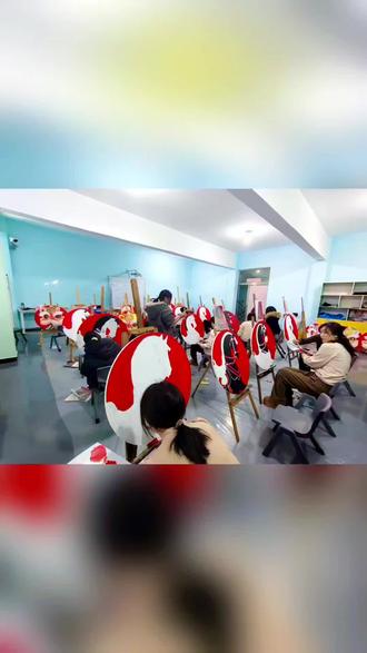 🌟艺苑趣画培训学校🌟
💥💥油画班的骏马图新作驾到!红黑金的经典配色,画出了龙马精神的气势,每一幅都值得珍藏!为我们的小小艺术家们点赞!👍##
