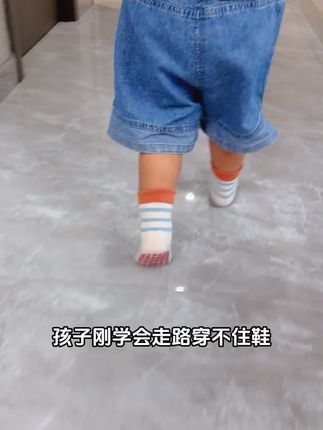 孩子刚学会走路穿不住鞋,又怕打滑摔跤,就给他穿这个防滑地板袜,袜底大面积点胶颗粒,防滑又隔凉#好物推荐🔥 #母婴好物 #地板袜#防滑隔凉 #便宜又好穿