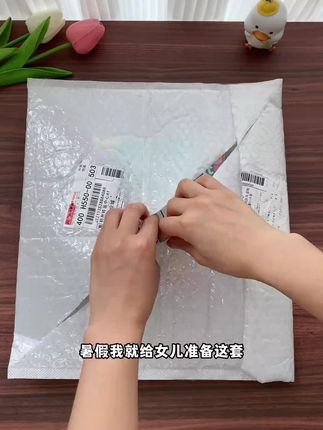 孩子就喜欢这种花花绿绿的贴纸书,吸引孩子注意力 ,一玩一个不吱声#贴纸书 #安静书 #贴纸