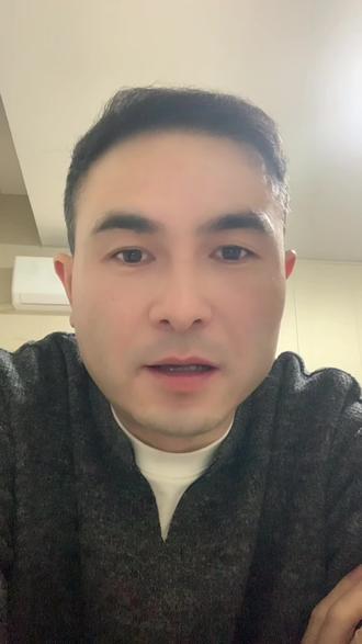 【为什么孩子大多随父姓?|一场穿越千年的性别与权力叙事】
你知道吗?最早大家都随母姓!“姓”这个字就是“女”+“生”。从母系社会到父系社会,姓氏不仅是血缘符号,更是经济与权力变迁的缩影。如今法律已明确:子女可随父姓,也可随母姓。姓什么还那么重要吗?或许,比姓氏更值得传承的,是爱与平等。#姓氏 #文化历史 #家庭关系 #性别平等 #冷知识