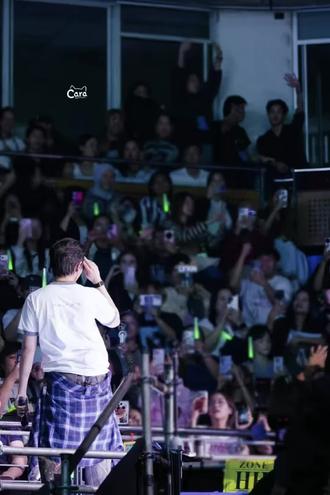 昨天才是威鲨姐的情人节,爸妈太爱了!!#williamest #威鲨 #演唱会