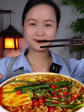 不倒翁金拉面,劲道Q弹,面条筋道耐煮,汤汁浓郁,真的太解馋了 #不倒翁金拉面 #妈呀太香了 #好吃到停不下来@DOU+上热门 @DOU+小助手