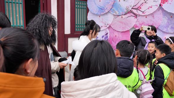 我估计这个春节,全京津冀的人不坐高铁,开车也要来乐陵影视城吧,因为乐陵影视城这个春节的活动简直是太多了,从初一一直狂欢到正月十五,来现场看烟花,打铁花,无人机,迎八方新春版,傩舞贺岁,将军行,电音派对,NPC互动赢银票,一票畅玩两天,不限次进入园区,刷到建议先囤了,反正不去随时可退