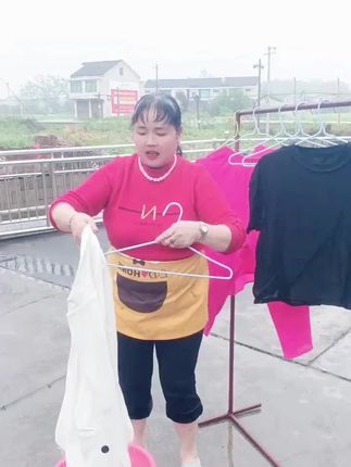 友友们晚上好,这个天气天天下雨,衣服都不会干。