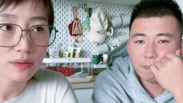 秋天妈妈和张纹铭同框出镜秋天妈妈恋爱了