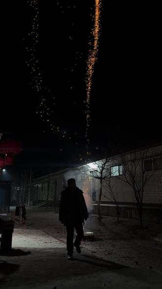 岁序封缄,马待新程。开步即向上,万事皆胜意。静候吉时到,纳福藏欢喜。新春快乐!