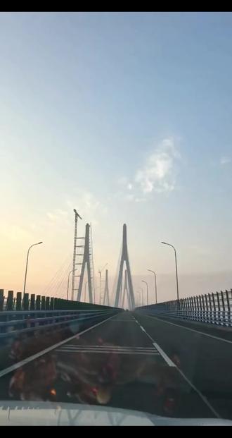 西藏的布达拉宫固然雄伟壮丽,而在宁波象山也藏着一座“小小布达拉宫”。
今日起了个大早,趁着天还未亮便驱车出发。直奔白龙禅寺,沿着寺后的石阶拾级而上,这座缩小版的布达拉宫便悄然现身——藏式风格的建筑临崖而立,金顶在晨光中熠熠生辉,虽不及原版宏大,却也气势恢宏,别有洞天。
既到了象山,怎能错过当地的海鲜面?循着大众点评的指引,寻到那家传说中的“老太婆海鲜面馆”。一大碗面端上来,竟是满满一盆——各式小海鲜堆得冒尖,汤头鲜得仿佛能把眉毛都鲜掉。大快朵颐之后,肚子吃得圆滚滚,这才心满意足地离席。
驱车前往海边的小乱子沙滩,正好吹吹海风消消食。午后阳光洒在滩涂上,波光细碎,海天之间一片温柔。海风拂过,整个人都轻快了。
这一趟,算是把日子过成了诗。。。