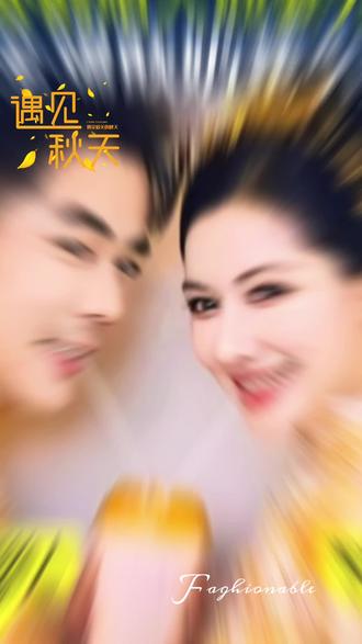 #结婚 有錢有顏值 600億聯姻!霸王茶姬創始人迎娶光伏千金 婚宴全場飲奶茶引熱話
資本市場再現豪門聯姻!美股茶飲新貴「霸王茶姬」創始人張俊傑,與A股光伏巨頭「天合光能」千金高海純,於12月15日舉行婚禮。兩家企業市值合計近600億元人民幣,更「難能可貴」的是,兩位富貴新人均擁有高顏值,遂成為網上熱話。這場結合被視為產業與資本的強強聯手,婚禮現場細節曝光,給賓客準備的飲品不是名貴紅酒或茅台,而大量霸王茶姬奶茶,巧妙展現商業連結。
奶茶代酒的婚禮現場
霸王茶姬創辦人兼行政總裁張俊傑近日大婚,公司員工紛紛於社交平台分享喜訊。據內媒報道,多位門店職員曬出由老闆派發的喜糖禮盒,內含棉花糖、夾心餅乾及巧克力等,並留言道:「收到老闆的喜糖,恭喜001號夥伴新婚快樂!」洋溢喜慶氣氛。
網上亦流傳婚禮現場照片,可見張俊傑與妻子身穿中式禮服進行儀式。婚禮現場佈置成花海,並設有大型展台擺滿霸王茶姬飲品,包括招牌產品「伯牙絕弦」等供賓客自取。有網友羨慕稱「真的人手一杯」,更戲稱這場婚宴為「清醒版喜宴」,引發網絡熱議。
據悉,新娘為天合光能創始人高紀凡之女高海純,二人早前已登記結婚,並於12月15日在常州一家酒店舉辦婚宴。酒店證實當日宴會廳全數被包場,惟細節不便對外公開。
11月20日晚,天合光能方面回應傳媒查詢時確認婚訊,指二人相識於青年企業家交流活動,並感謝外界祝福,同時希望公眾尊重其私人空間。雙方均為上市公司,但目前並無任何關聯交易或商業合作。
草根創業與豪門二代強強聯合
新郎張俊傑(原名張軍),作為白手起家的「90 後」企業家,其創業故事本身就是一部勵志傳奇。他從雲南飲品行業的基層做起,累積經驗後於2017年創立霸王茶姬。在短短八年內,該品牌全球門店數量突破7000家,註冊會員超過2億人。自2024年9月,霸王茶姬攻港後,已接連在港九新界地區開設分店。2025年4月,霸王茶姬成功在納斯達克上市。他靠著敏銳的市場嗅覺和不斷的創新,完成了從門店員工到美股新貴的華麗轉身。
新娘高海純則走的是典型的「創二代」精英路線。生於1993年的她,畢業於美國布朗大學,被譽為「光伏女神」。她是天合光能創始人高紀凡、吳春豔夫婦的獨生女,家族身家達145億元人民幣。她繼承了家族資源,積極參與公司運營,現任天合光能董事、聯席董事長。