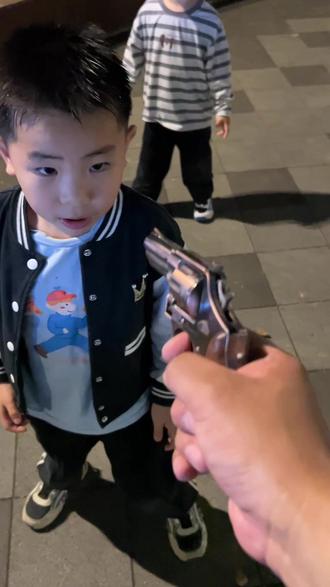 #带娃日常 #砸炮枪 #8090后 #最靓的崽 现在出门不带个玩具biu,都容易被小孩子欺负!