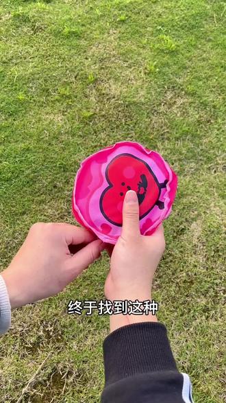 【兜着走的快乐|手持口袋风筝】巴掌大小折叠收纳,塞口袋随时开飞。微风就能轻松起飞,线轮顺滑不缠手。卡通造型萌趣,公园草地秒变亲子游乐场~
#口袋风筝 #儿童手持风筝 #微风易飞 #户外亲子玩具 #便携神器