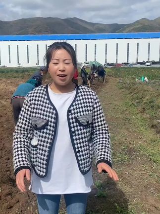来自甘肃岷县的党参,吸收着高原的阳光与灵气!历经三蒸三晒匠心打磨,根条壮实,纹理细腻。嚼起来甘香醇厚,满满都是自然的韵味,每一口都是岷县大地孕育的独特风味! #党参#无硫党参#十揉九搓#三蒸三晒#甘肃岷县党参