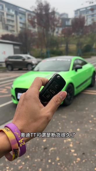 奥迪TT的敞篷版本和硬顶版本在煮波这里三个多一台,感觉还是很有性价比的大玩具,别说练手代步了,可玩性也非常高好吧#奥迪TT