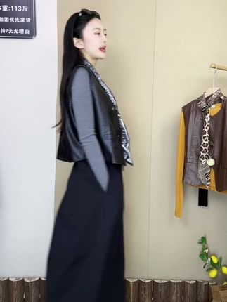 黑色皮马甲搭配丝巾,简约又时髦,轻松穿出高级感!🍂👜 #女款休闲服 #时髦穿搭