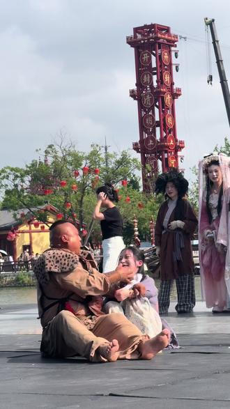 美女把什么揣怀里了😱#清明上河园 #金国将军互动 #拍摄现场 #搞笑