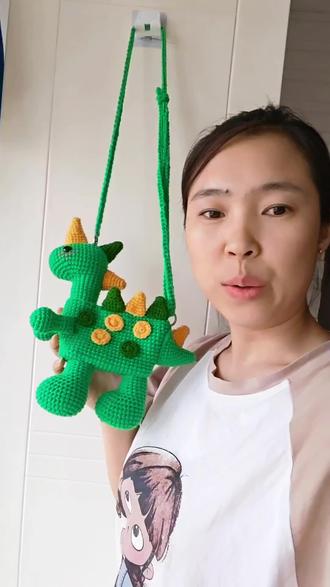 又完成一个恐龙包包,出发去找小主人吧!#钩织#日常#分享#包包 #礼物