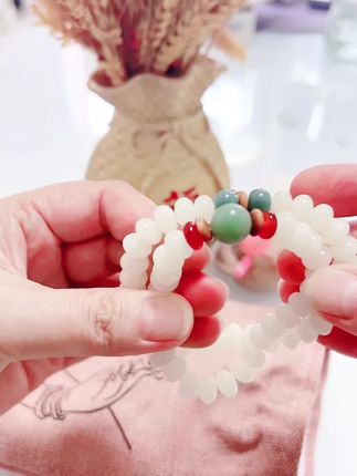 男生戴菩提双圈有着独特的魅力,它象征着智慧与觉悟,历经沧桑,沉淀出温润的气质,如同佛学中的菩提树,给予心灵一片宁静的绿荫。无论是作为礼物送给挚友,还是为自己添一份文化底蕴,菩提双圈都是绝佳之选。快来体验这份独特的魅力吧!点击左下角链接购买!