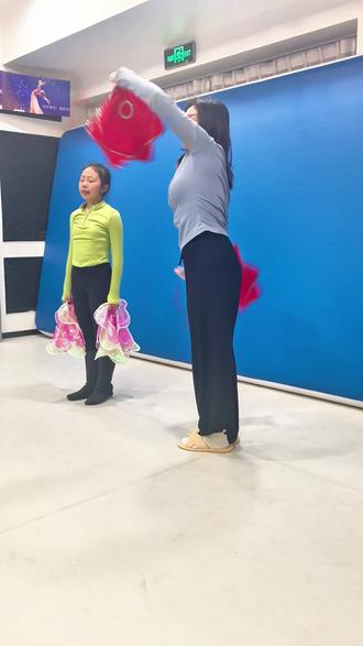 继续发一些片段,手绢花技巧教学,老师真的超厉害#绢花舞梅#手绢花技巧#舞蹈课堂#手绢教程