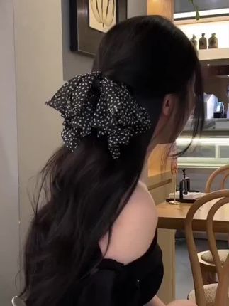 不想披头散发糊脖子的姐妹都来试试这个波点蝴蝶结发夹!它比普通抓夹更精致,随手一夹就是温柔氛围感,美女低马尾也能轻松拥有,甜美又减龄。半高马尾夹上元气满满,活力十足。高马尾加上它,少女感爆棚,就连平平无奇的麻花辫夹上也超好看! #头饰发饰 #发夹