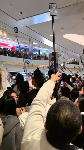 #苏州中心 #张凌赫 今天苏州中心有一亿人吧,人挤人,一个毛都没看到。只能看看别人拍的了。