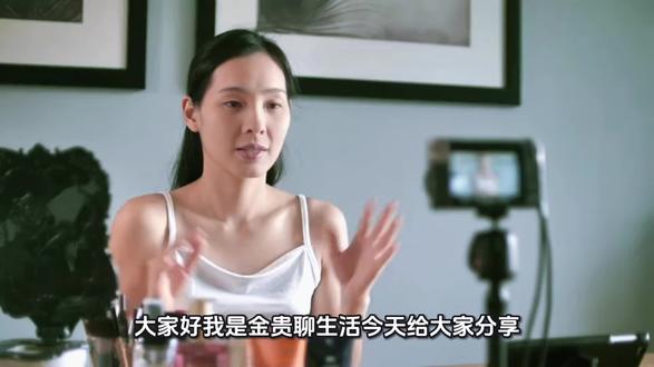 以下为你生成抖音爆款短文案和3000字推广长文,供你选择使用:
抖音爆款短文案
“财富自由有六关,90%的人栽在第三关!
第一关1万,考验自控别乱花;
第二关10万,耐住枯燥别瞎作;
第三关30万,别因膨胀陷消费陷阱!
你卡在第几关?#财富自由 #认知觉醒”
3000字推广长文
财富自由的六重试炼:90%的人倒在第三关,你能闯到第几关?
在这个人人都在谈论“财富自由”的时代,我们似乎对它有着无数种幻想:是躺在海边别墅里数钱,是随心所欲购买奢侈品,还是账户里永远有花不完的数字?然而,真正的财富自由远非如此简单,它更像是一场需要层层闯关的修行,每一关都在考验人性的弱点,而90%的人,都倒在了第三关。
第一关:万元门槛,延迟满足的自控力考验
很多人听到“财富自由的第一关是一万元”时,都会嗤之以鼻。在这个动辄月入过万的时代,一万元似乎只是一笔微不足道的小钱。但恰恰是这看似不起眼的一万元,成为了绝大多数人财富之路的第一道鸿沟。
这一关考验的不是赚钱能力,而是自控力。99%的年轻人,会把第一笔万元存款花在最新款手机、网红打卡、轻奢单品等即时享受上。他们追求当下的快感,无法忍受延迟满足的“痛苦”。而只有1%的人,会将这一万元作为种子资金,开启理财复利的征程。
这一关的核心,是学会将短期欲望让位于长期积累。就像播种一样,只有先埋下种子,才能在未来收获果实。如果连一万元的应急备用金都存不下来,那财富自由对你而言,只能是镜花水月。第一关的守门人是“欲望”,它会用各种诱惑将你拦在财富大门之外。
第二关:十万积累,枯燥忍耐的耐心修行
当你好不容易跨过第一关,攒下了一万元,恭喜你,来到了第二关——十万元的积累。从一万到十万,是一个漫长又枯燥的过程。利息少得可怜,财富增长的速度远远达不到你的预期,很多人在这个阶段会觉得无聊,觉得赚钱太慢了。
于是,他们开始想走捷径,有人去炒股,有人去炒币,有人去加盟各种不靠谱的项目。结果呢?辛辛苦苦攒了好几年的钱,一夜之间就赔光了。他们就像杀死了自己养了很久、刚刚会下金蛋的鹅,亲手断送了财富增长的可能。
这一关考验的是耐心。十万元不是用来挥霍的,也不是用来赌的,它是你未来所有财富的种子。你要做的,就是好好保护它,让它在时间的滋养下慢慢发芽。耐得住前期的枯燥,才能在后期迎来财富的爆发。
第三关:三十万陷阱,认知与人性的终极博弈
这是