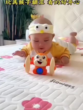 自从给宝宝买了这个翻跟头猴子玩具,每天锻炼孩子的抬头和追视能力,宝宝一个人在床上可以玩很久,也不哭不闹了,解放了妈妈的双手#会翻滚的小猴子 #哄娃神器 #宝宝抬头训练 #翻跟头猴子