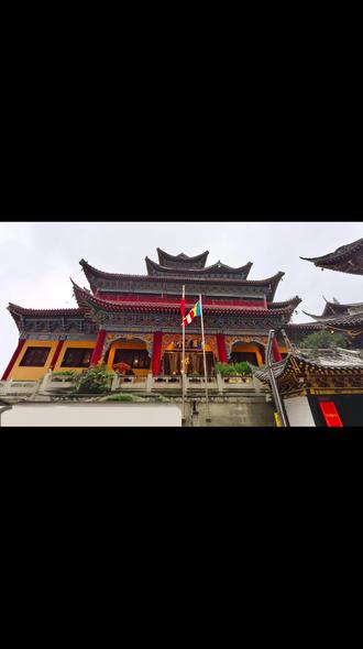 - 历史沿革:罗汉寺始建于北宋治平年间(公元1064—1067年)。清光绪十一年(1885年),隆法和尚重修庙宇,仿新都宝光寺建罗汉堂,泥塑五百阿罗汉,改名罗汉寺。1942年遭日机炸毁,后修复。“文化大革命”中,罗汉塑像全被捣毁,1984年政府拨专款重塑。
- 建筑特色:寺前照壁有“西川佛都”四个大字,寺门高大庄严,山门正悬“罗汉寺”三字为清康熙年前成都知府冀应熊所书。寺内建筑为木石结构,布局参考南充大林寺,楼阁重叠,殿堂深邃。
- 主要景点:古佛岩长20多米,存有宋代摩岩石刻佛像400余尊,风格颇近大足宝顶山石刻。大雄宝殿中有十六尊者塑像、明代“西方三圣”铜铸像、缅甸“释迦牟尼成道玉佛”等佛教艺术珍品。罗汉堂内有524尊泥塑像,造型细腻精巧、神态逼真。