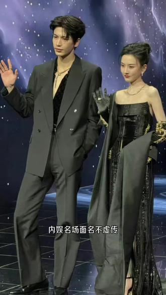 2026年微博之夜红毯上,张凌赫与宋祖儿因全黑高定造型的极致碰撞和互动细节引爆全网,被网友狂赞为"帝王与王后"的顶配组合 #张凌赫 #宋祖儿 #张凌赫宋祖儿帝王和王后#张凌赫宋祖儿微博之夜