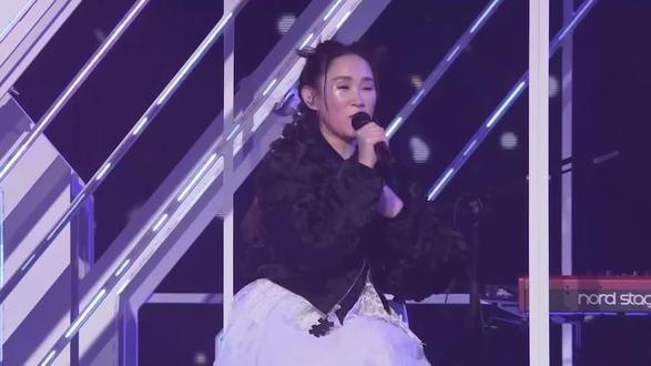 王菀之苏打绿致敬方大同的这一part真的看一次难受一次 在现场都还没注意到这个细节,第二首的镜头对着一台钢琴,仿佛方大同就坐在那里和王菀之吴青峰在现场合作,像16年前那样🥹🥹🥹#王菀之苏打绿 #王菀之苏打绿香港 #苏打绿王菀之方大同 #王菀之 #苏打绿