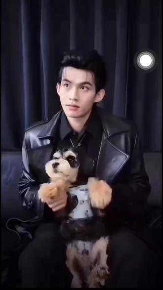 为什么喜欢云旗,因为他是我回不去的青春,有我没有的洒脱与向往,鲜活与滚烫,勇往直前。
为什么喜欢普普,因为他是我到不了的未来,沉静内敛,坚韧挺拔,温文尔雅。我用我当下满心的喜欢,去救赎被荒废的青春,去填补到不了的未来,终其一生,人皆为遗憾所伴,所以我选择在现在的年纪追随光